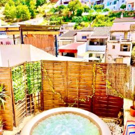 Castle Hill House Relax and SPA, hotel in Alora