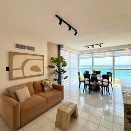 Spacious Luxe 3BR Pampatar Beachfront Family Stay, hotel u gradu 'Pampatar'