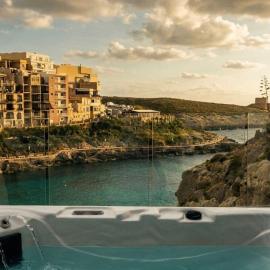 Water's Edge Suite Xlendi Direct Seafront with Private Roof Top Jacuzzi, khách sạn ở Munxar