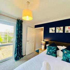 Bright & Sociable Home with Garden Retreat