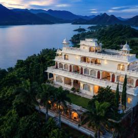 The Karni Mahal - Jaisamand Lake Island, Udaipur, hotel v mestu Jaisamand