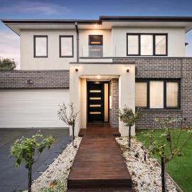 4BR Doncaster Home Dual Ensuites & Deck, hotel in Doncaster