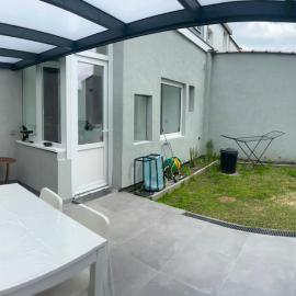 Private Garden & Veranda Bring Your Own Tent or Sleeping Bag, hotel en Boom
