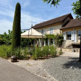 Maison de charme au cœur du vignoble du Jura - Calme & Nature, hotel in Mathenay