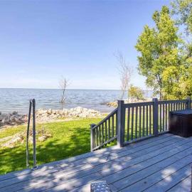 Dogs Stay Free! Waterfront Door County Cottage，Brussels的飯店