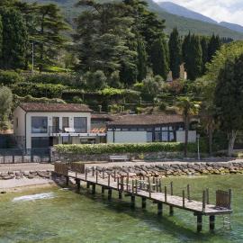 Villa Locchi with private Pier, מלון במלצ'זינה