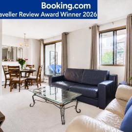 Entire Downtown Condo steps to Stampede and BMO with Parking, 1,5 hrs to Banff, hotel en Calgary