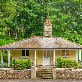 Beautifully renovated Edwardian gatehouse - East Lodge, hotel in Dedham