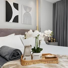 Chic 1BR • Luxury, Pool, Gym • Steps from Provenza