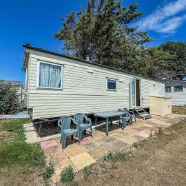 Lovely Caravan At Valley Farm Holiday Park, Sleeps 8 Ref 46127V, hotel in Great Clacton