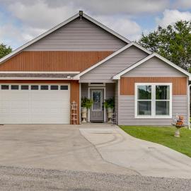 Walk to Lake Granbury: Home w/ Fire Pit!, hotel di Granbury