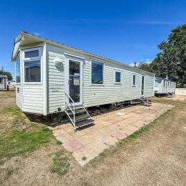 Homely Dog-Friendly Caravan At Valley Farm In Essex, Ref 46633V, hotel in Great Clacton