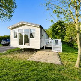 Modern 6 Berth Caravan With Decking To The Side At Valley Farm Ref 46946Sb, hotel in Great Clacton