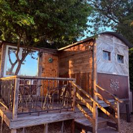 The Cosy Nest Hut, hotel in Keddington
