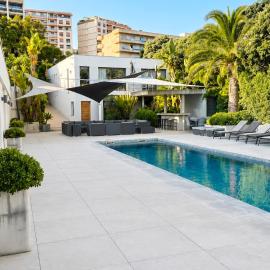 Villa bord de mer pieds dans l'eau
