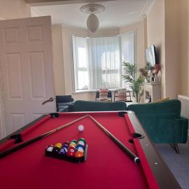 Family Hot Tub Retreat with pool table and garden, hotell sihtkohas Cardiff