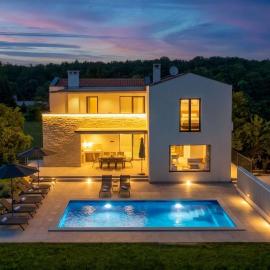 Modern 300m2 Villa - King Beds & Leisure Zone
