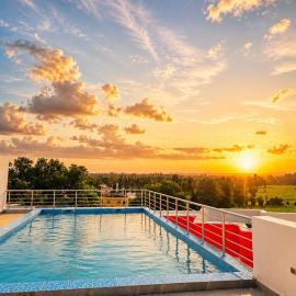 Rooftop pool studio Balcony Fast WIFI Parking 10 min to Beach