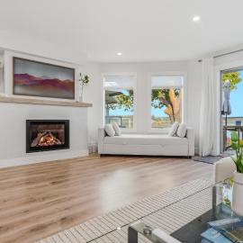 High Tide Suite - Modern Oceanfront Escape with Spa-like Bath, Resort Pool & Hot Tub, hotel v destinaci Nanoose Bay