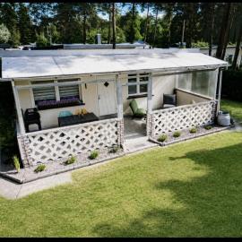 Waldbungalow mit WLAN und Terrasse in Seenähe-Hund willkommen، فندق في Gommern