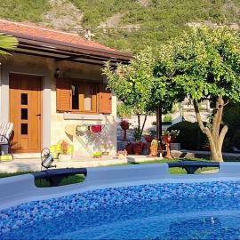 Small Stone Cottage, Hotel in Virpazar