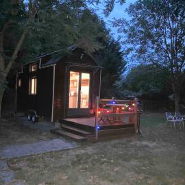Tiny House Insolite avec Escape Game, hotel in Chanzeaux