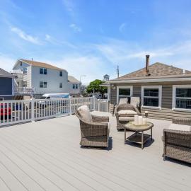 4BR Beach Block Home. Washer-Dryer and Free Parking