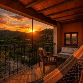 Casa rural en Terra Alta con vistas al Tossal d'Engrilló, cerca de la Vía Verde, espacios exteriores, doble barbacoa, ideal para familias, grupos y mascotas, hotel in Prat de Comte