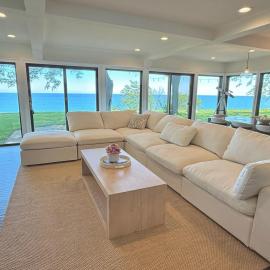 Lakehouse Estate with endless views of Lake Michigan، فندق في Mequon