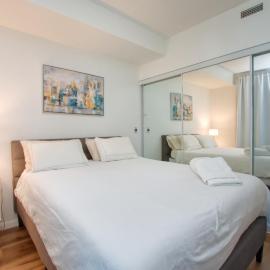 Stunning DT Waterfront Suite with Swimming Pool
