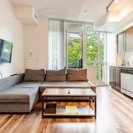 Stunning DT Waterfront Suite with Swimming Pool
