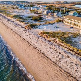 Oceanfront suite with water-view patio AC kitchenette & firepit Dog-Friendly, hotel in North Truro