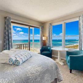 Oceanfront oasis with beautiful bay-view balcony AC firepit & grills