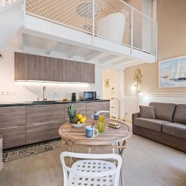 VILLA CARLA appartement central zone piétonne clim، فندق في مينتون