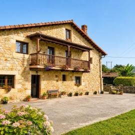 Casona de piedra con jardín cerca de Cabárceno, hotel a Penagos