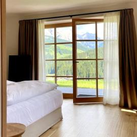 Surrounded by green - Luxury Chalet at the foot of the Dolomites, hotel di La Villa