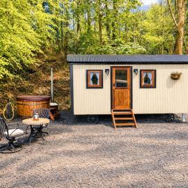 Shepherds Hut with Hot Tub in The Heart of Snowdonia