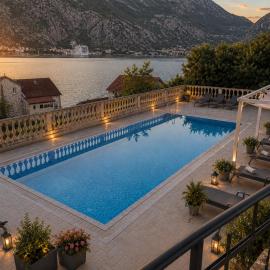Muo में, होटल Kotor Bay View Residence with Pool