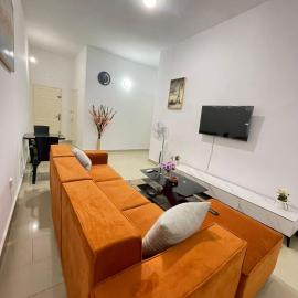 Appartement meublé avec jardin et cour arrière dans la cité résidentielle Marina, hotel en Bingerville