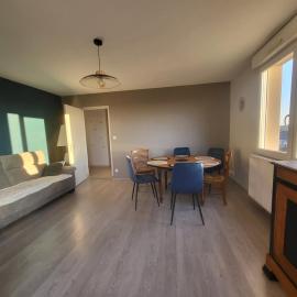 Bel appartement avec vues sur la ville & la campagne، فندق في لا سوتيرين