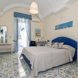 Libeccio - flat with terrace and sea view, perfect for up to 3 guests, hotel Maioriban