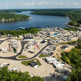 Coconuts RV Resort, hotel in Gravois Mills