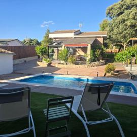 La Casita en Maello - chalet privado con piscina, barbacoa y chimenea โรงแรมในMaello