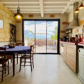 Maison entière avec terrasse surélevée