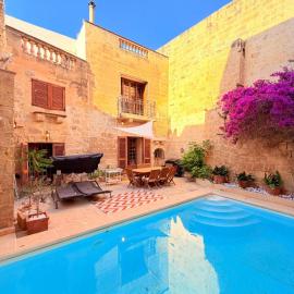 Charming 450-Year-Old House with Pool in Naxxar, hotelli kohteessa Naxxar