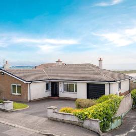 Coastal 3 Bed Home with Sea Views, Garden & Patio, hotel in Portstewart