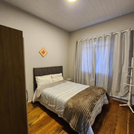 Pequeno quarto no coração de Curitiba, hotel in Curitiba