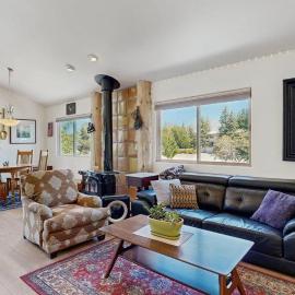 Spacious home near town w/ private hot tub- next to trails & river, hotel en Ketchum