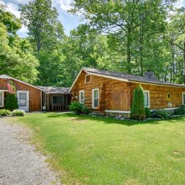 Rifle Lake Cabin! Michigan Outdoor Adventure Pad, hotel en Lupton