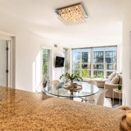 Premium 3 Bedroom Condo Downtown Vancouver Core, khách sạn ở Vancouver